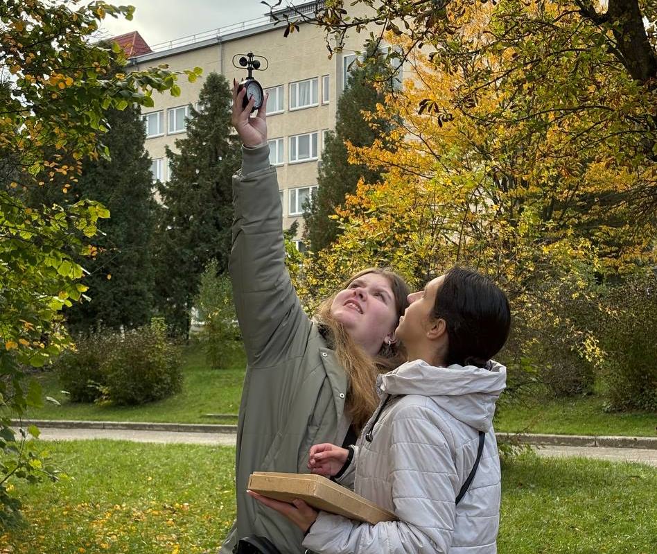  Студентки-географині демонструють терплячість і майстерність, використовуючи анемометр для фіксації швидкості вітру, навіть коли він не є постійним.jpg